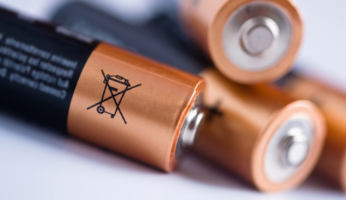 4 Duracell's batterijen met veiligheidspictogram herinneren aan verantwoord gebruik en correcte verwijdering